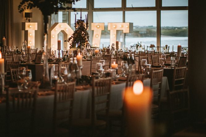 Hochzeitslocations in Irland - Festlich dekorierter Hochzeitssaal im Armada Hotel im County Clare