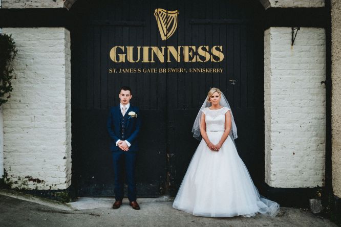 Hochzeitsdienstleister in Irland - Brautpaar vor Tor mit Guinness Schriftzug